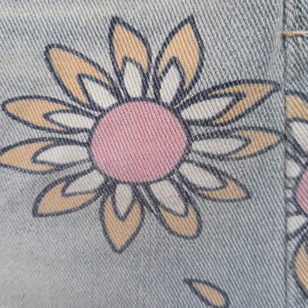 No Boundaries Daisy Distressed Jean Shorts / Junior's 9 Waist 28" Flower Shorts - Picture 8 of 14